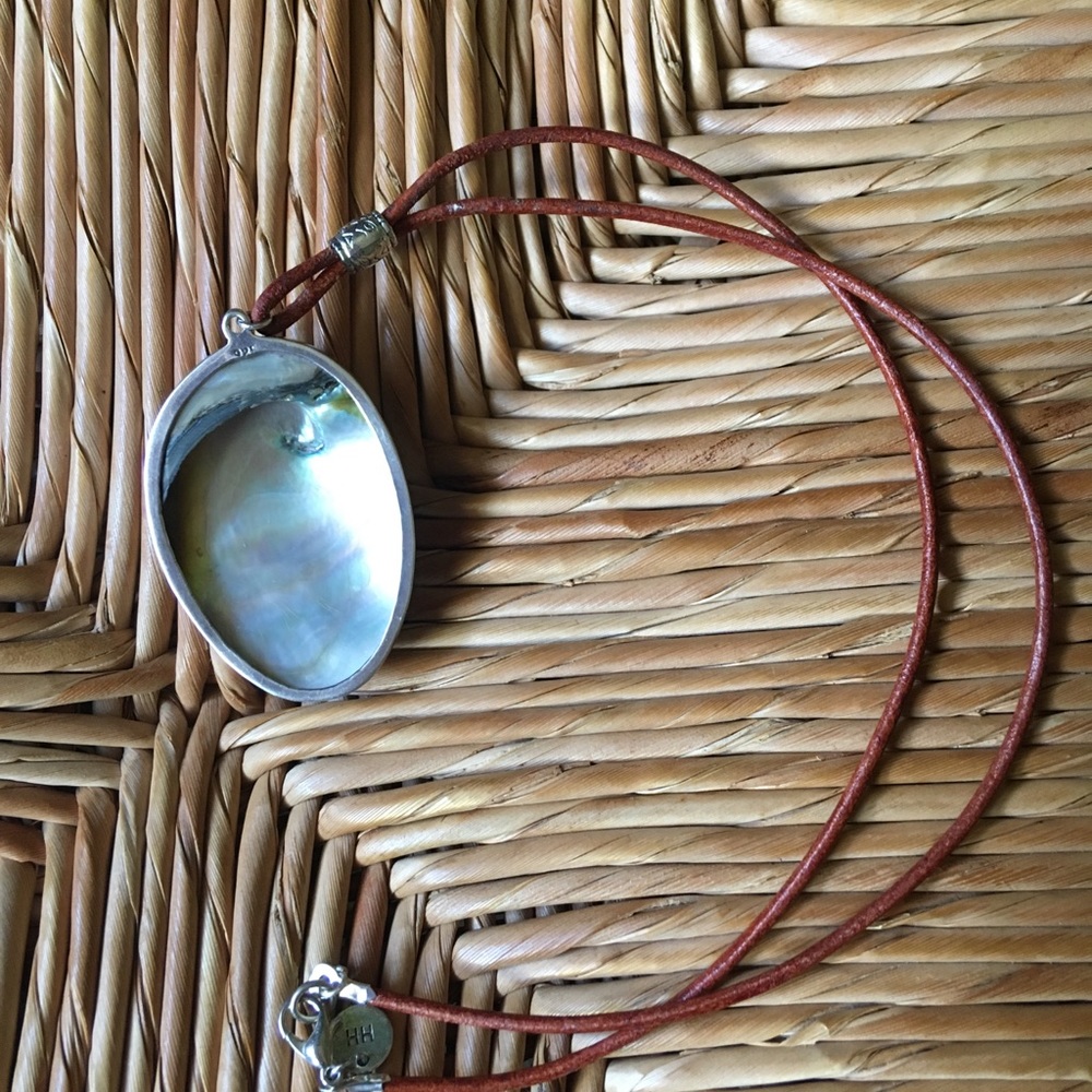 Mother of pearl with silver around/leather string - Picture 4 of 5